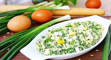 Yumurtalı, yeşil soğanlı vitamin salatası