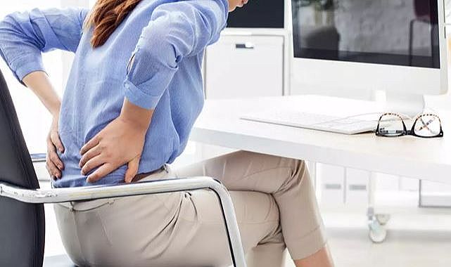 Uzun süre oturanlar dikkat! Sakrum ağrısı günlük yaşamınızı etkileyebilir…