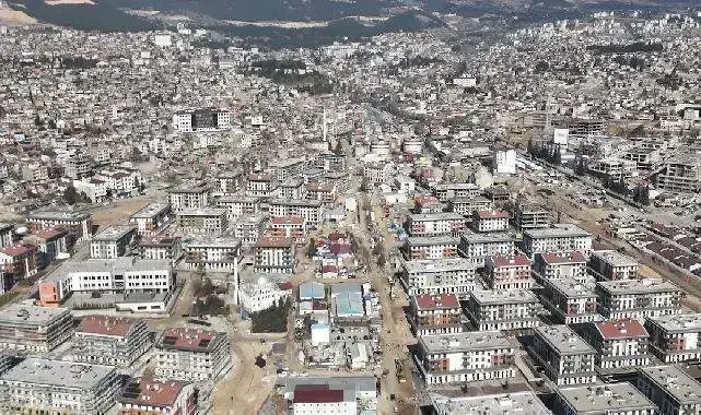 Ağır yıkıma uğrayan şehir yeniden ihya ediliyor... Kahramanmaraş'ta 4 bin işçi aralıksız çalışıyor