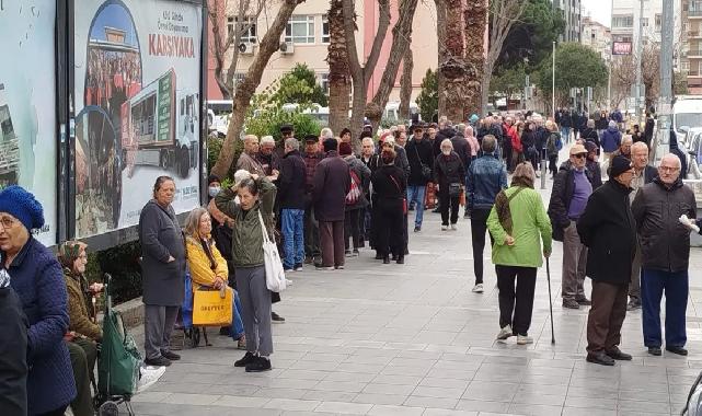 İzmir Karşıyaka'da emekliler yumurta kuyruğunda!