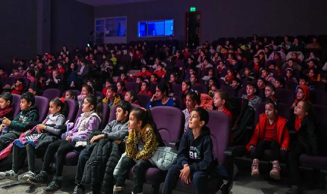 İzmir'de Başkan Eşki’den miniklere sinema müjdesi