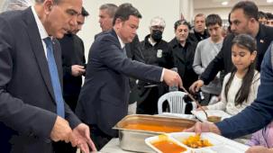 Bursa'da Başkan Aydın vatandaşlara iftar yemeği dağıttı