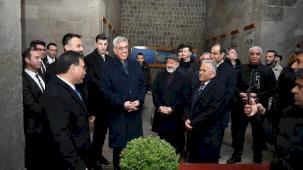 Dünyanın ilk tıp fakültesine Bakan Memişoğlu'ndan tam not