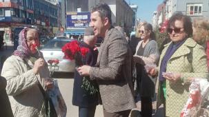 Edirne Keşan'da siyasi partilerden kadınlara özel gün karanfili
