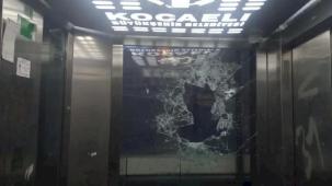 Kocaeli'de vandalizim! Kaldırım taşları ile asansörün camı parçalandı!