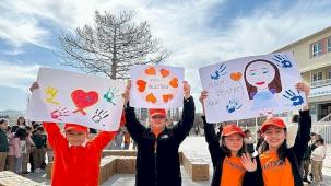 Öğrencilerden lösemili kardeşlerine koli koli mutluluk