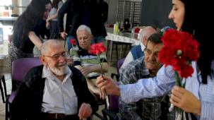 Sakarya Büyükşehir’den yaşlıların yüzünde tebessüm olan ziyaret