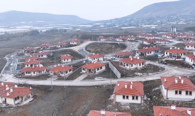 Deprem bölgesinde köy evleri teslim ediliyor