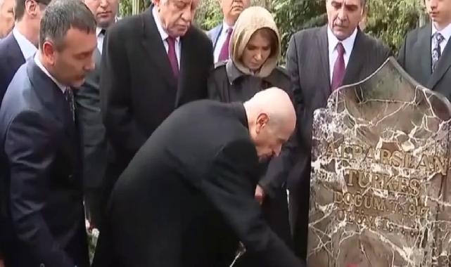 Devlet Bahçeli, Türkeş'in kabrini ziyaret etti