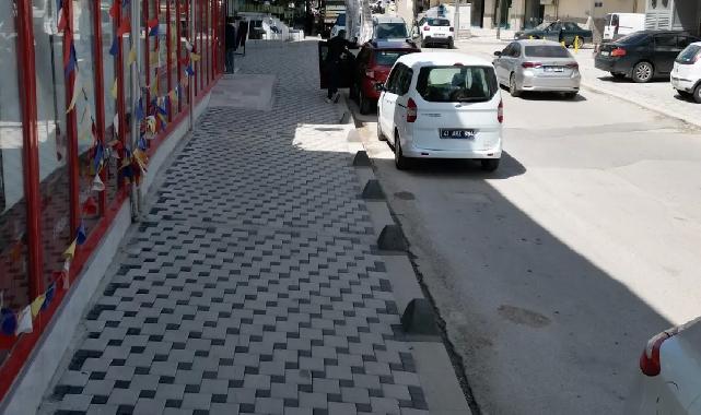 İzmit'te Şehit Kazım Caddesi'nde kaldırımlar yenilendi