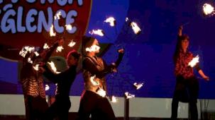 Ateş gösterisi izleyenleri büyüledi