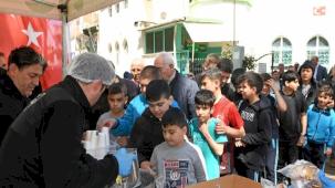 Başkan Aydın’dan vatandaşlara çorba ikramı