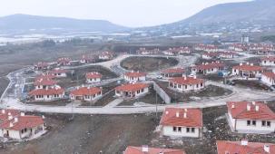 Deprem bölgesinde köy evleri teslim ediliyor