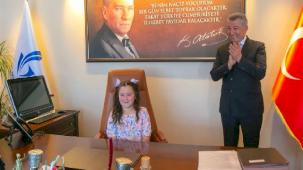 İzmir'de çocuk başkanlar koltuğa oturdu, isteklerini sıraladılar!