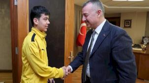 Kocaelisporlu Efe'den Başkan Büyükakın’a ziyaret