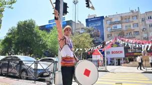 Manisa'da festivale davet sokaklara taştı