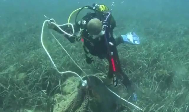 İzmir'de deniz dibinden 1,5 ton ağ çıkarıldı!