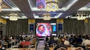 Bursa'da göz cerrahlarından canlı ameliyat