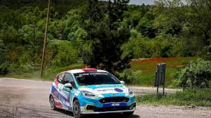Engelli ralli pilotu Kübra aracını başarıdan başarıya sürüyor