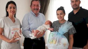 Hoş geldin bebek projesi ile ailenin yeni üyeleri evlerinde ziyaret ediliyor