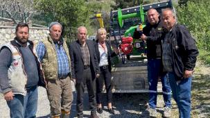 İzmir’de çiftçilere destek: İlaçlama makinesi hediye edildi