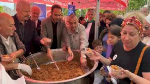 Kapanca'da İzmitlilere un helvası ikramı