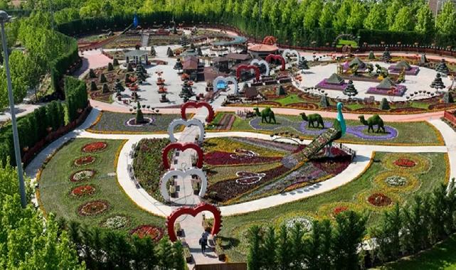 Konya'da 375 bin çiçek görsel şölen sunuyor