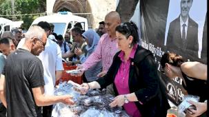 Antalya Muratapa'da Ferdi Zeyrek için helva dağıtıldı