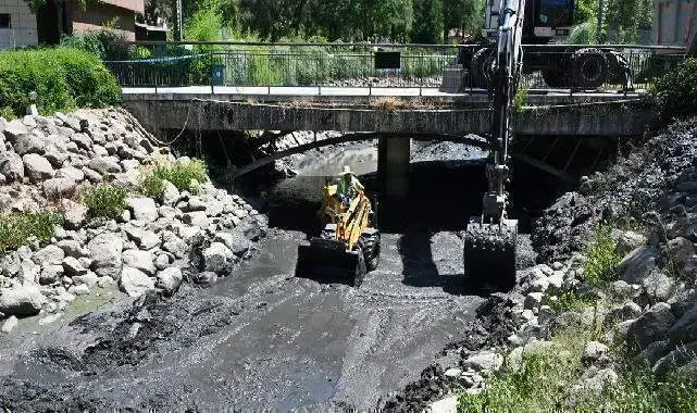 MASKİ’den Atatürk Kent Parkı’ndaki derede temizlik çalışması