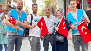 Esnafa ve vatandaşlara binlerce bayrak dağıtıldı