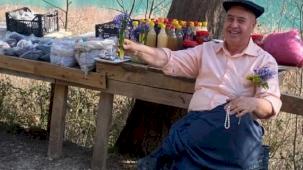 Harita Mühendisi Halil Gök, 20 yıldır cebinde çiçekle çevreyi güzelleştiriyor... 365 gün cebinde çiçek taşıyor