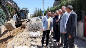 İzmit Belediyesi Huzur Sokak’ta istinat duvarı yapıyor