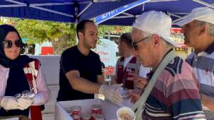 İzmit Belediyesi’nden gönülleri ısıtan aşure ikramı