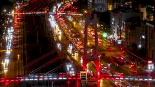 Kocaeli’de üst geçitler al bayrağın renkleriyle ışıldadı