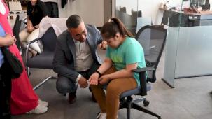 Manisa’da 'Ben Buradayım' akıllı bileklikleri dağıtılıyor