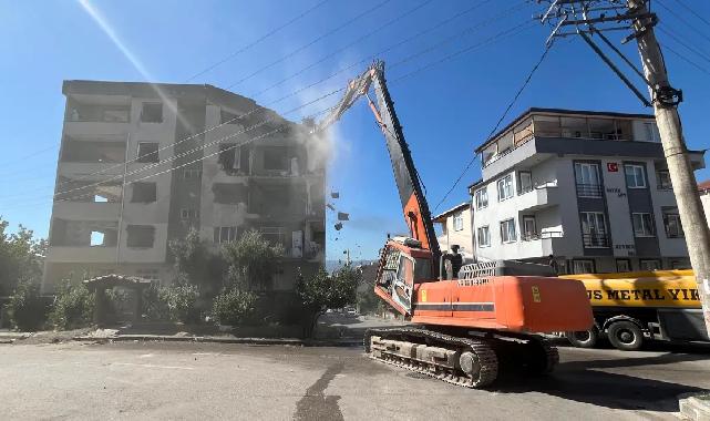 Derince’de ağır hasarlı binaya ilk kepçe