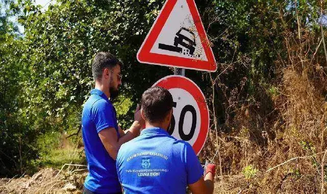 Kocaeli kırsalında ulaşım levhaları yenileniyor
