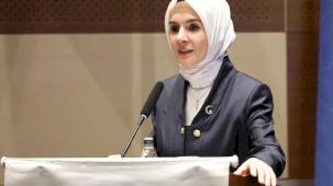 Bakan Göktaş'tan YKS çıkışında babasının çiçekle karşıladığı Çimen'e tebrik telefonu