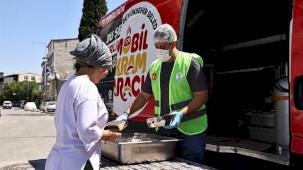 Büyükşehir’in mobil ikram araçları vatandaşın yanında