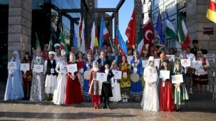 Dünya barışı için horon ile el ele