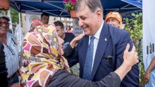 İzmir’de emeklilere destek sürüyor