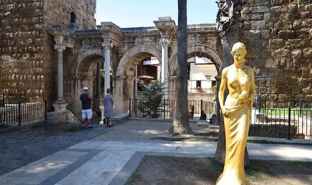 ANtalya'da 'Venüs' heykelleri kenti süslemeye başladı