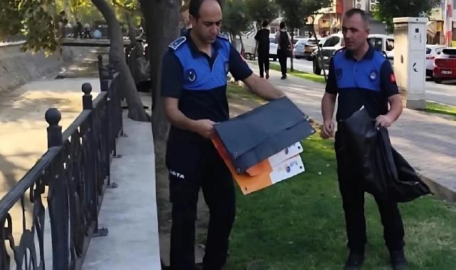 Bursa Gemlik'te izinsiz afişlere Zabıta müdahalesi