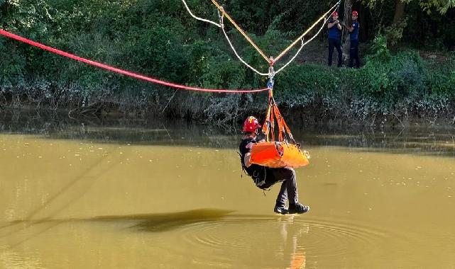 İtfaiyeciler Sakarya Nehri üzerinde nefes kesti