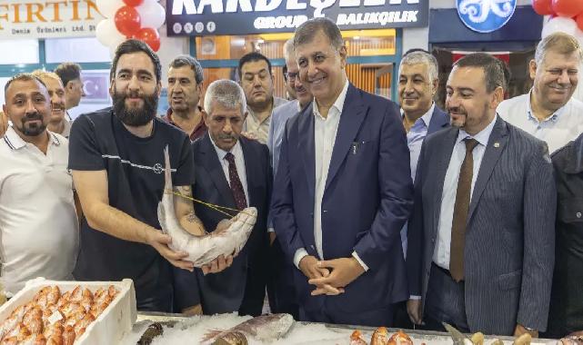 İzmir'de sezonun ilk balıkları mezatta satıldı