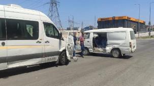 Bursa’da trafik kazası güldürdü! Kapısını arayan şoför, servis minibüsünde buldu