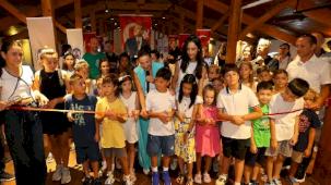 Efes Selçuk’ta barışın renkleri çocukların ellerinden yükseldi