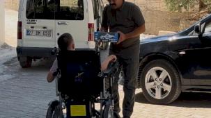 Engelli sandalyesine kavuşan Hüseyin: Ben de Mustafa Şahin amcam gibi polis olacağım