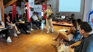  İsveç Milletvekili Castro, gençlerle Efes Selçuk’ta Buluştu