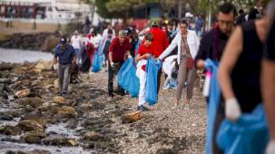 İzmirlilerden rekor için kıyı temizliği